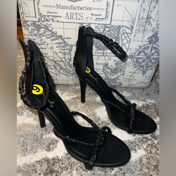 Strap heels - Picture 2 of 3